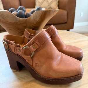Women's Chic - Born Tan Leather Clogs - Gently Worn